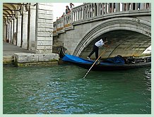 Mariano le gondolier sur le Rio de San Severo dans le Castello à Venise