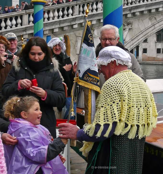 remise des prix, des bandiere aux vainqueurs de la course des befane à venise