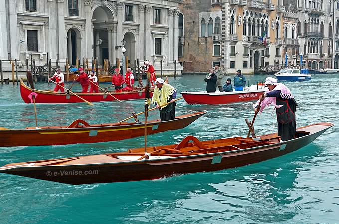 course des befane sur le grand canal à Venise