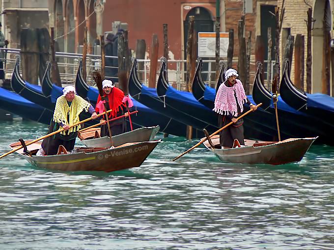 course des befane sur le grand canal à Venise