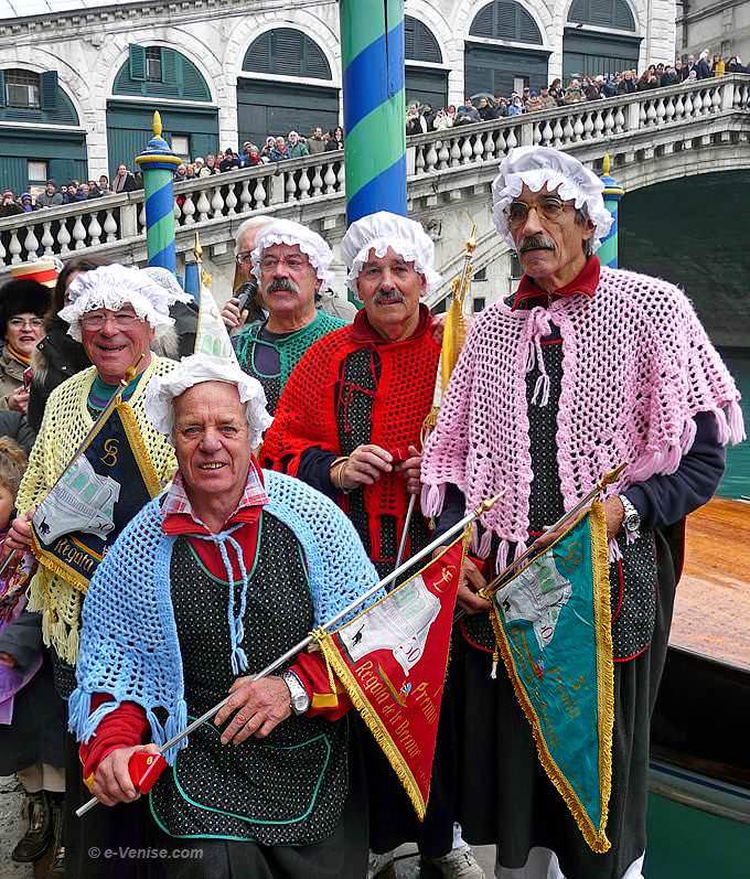 remise des prix, des bandiere aux vainqueurs de la course des befane à venise