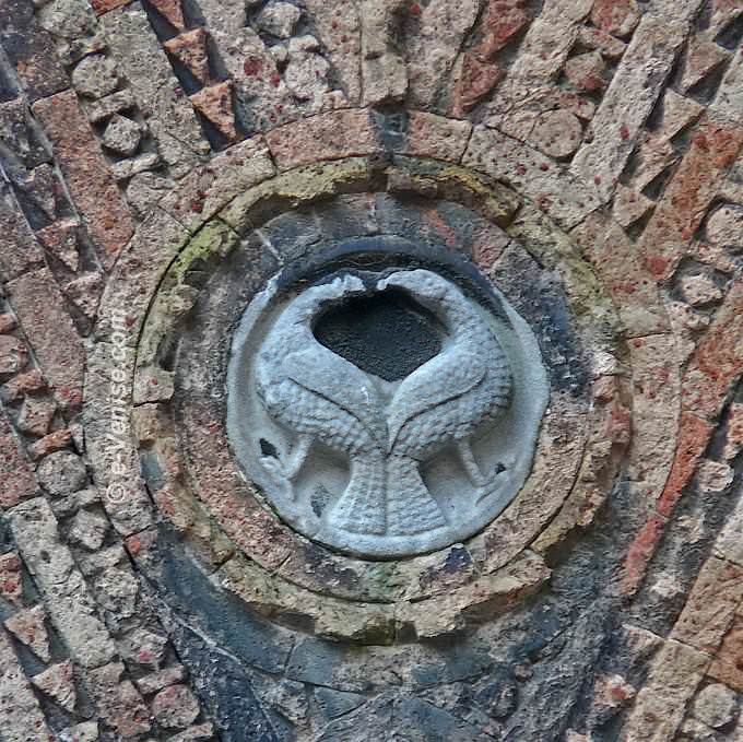 patère du XIIIème siècle, en marbre grec, d'une vingtaine de centimètres et qui représente deux oiseaux adossés et aux becs joints campiello de la chiesa paroisse de San Luca à Venise
