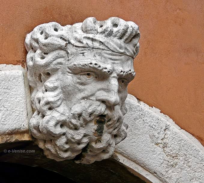sculpture d'une tete d'homme barbu sur le palazzo Scalfarotto à Venise calle de la Malvasia
