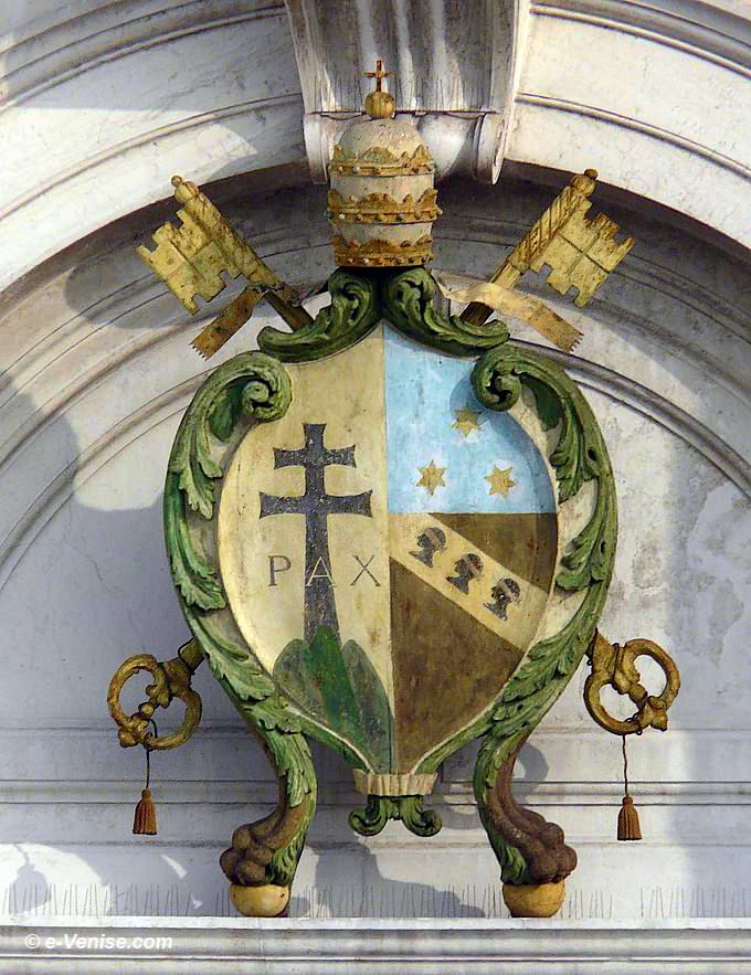 Trirègne papale sur le fronton de l'église de Saint Georges Majeur, San Giorgio di Maggiore à Venise