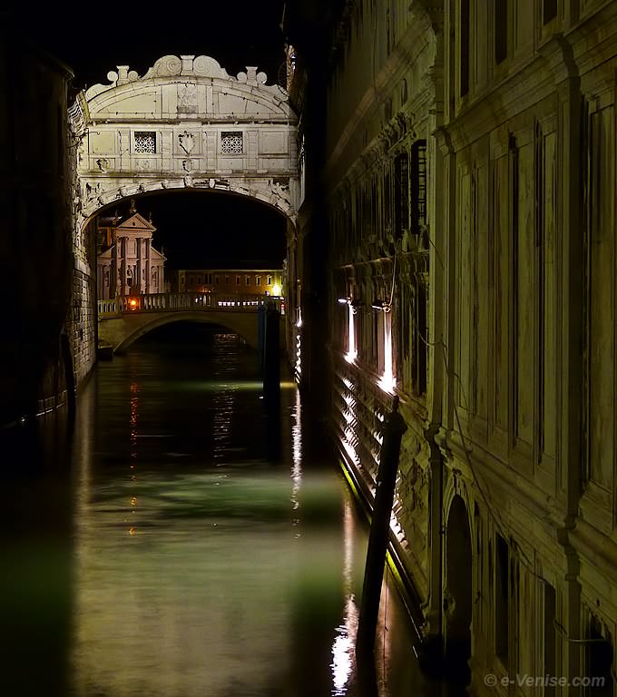 Pont des Soupirs avec, derrière lui, le pont de la Paille et l'église de San Giorgio di Maggiore à Venise