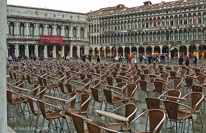 Les chaises du Café Florian sur la Place Saint Marc à Venise