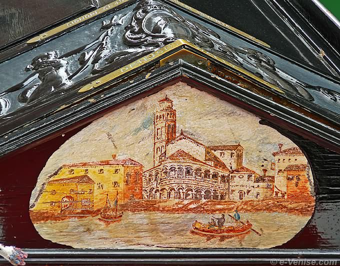 Gondole avec un tableau représentant l'église Santi Maria e Donato, Saint Donat à Murano