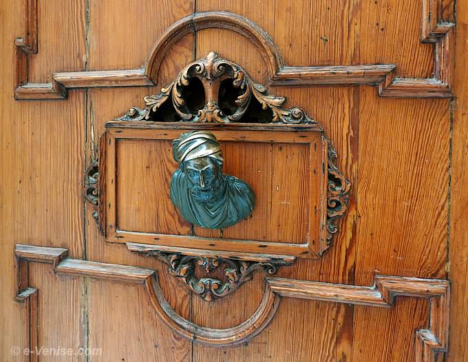 porte et poignée de porte calle de la Malvasia à Venise