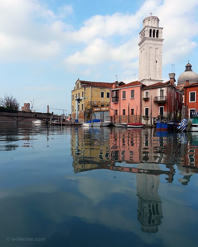 canal, pont et campanile de San Pietro du Castello à Venise