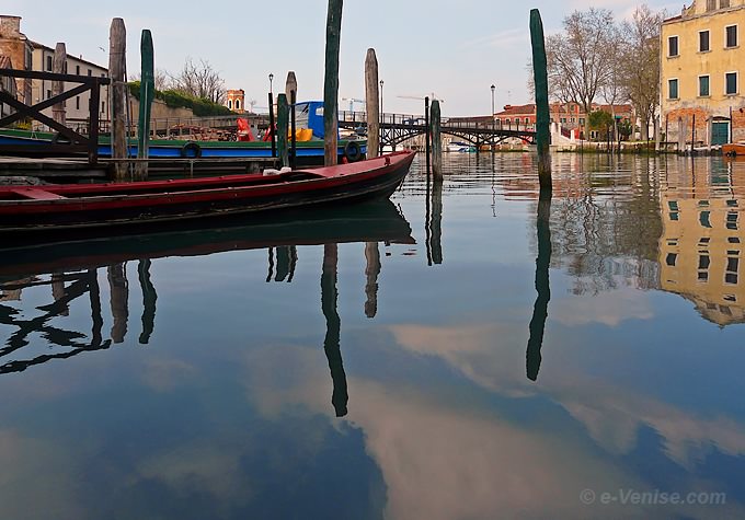 reflets sur le canal de San Piero du Castello à Venise