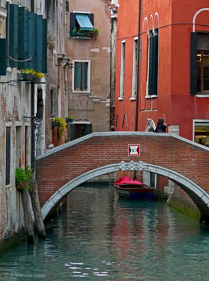 pont del Paradiso sur le rio del Mondo Novo dans le Castello à Venise