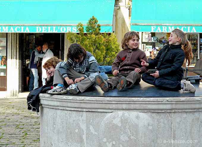 enfants sur un puits sur le Campo Santa Maria Formosa dans le Castello à Venise