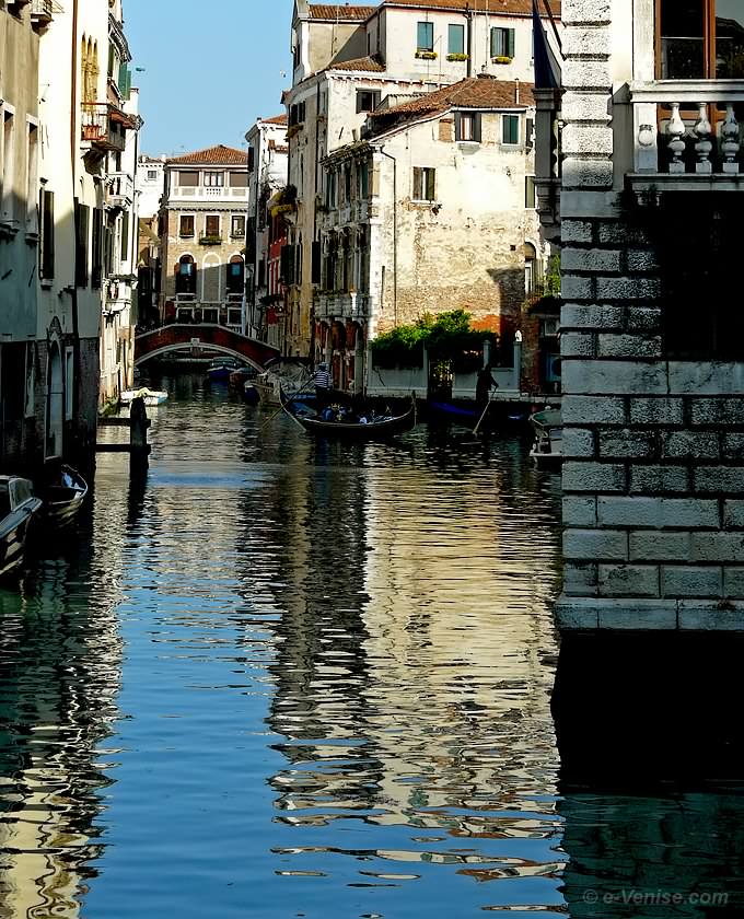 gondoles sur le rio de Santa Marina à Venise