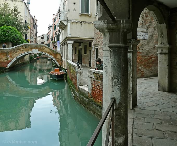 rio et pont de ca' Widmann à Venise dans le Castello