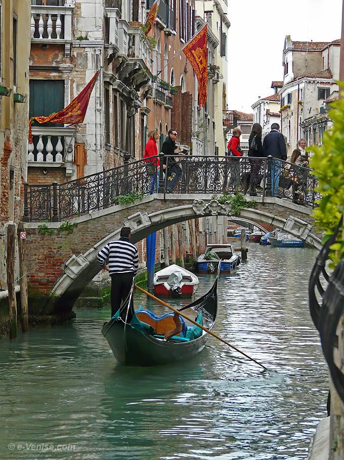 gondolier ramenant sa gondole vide sur le rio de Santa Marina dans le Castello à Venise
