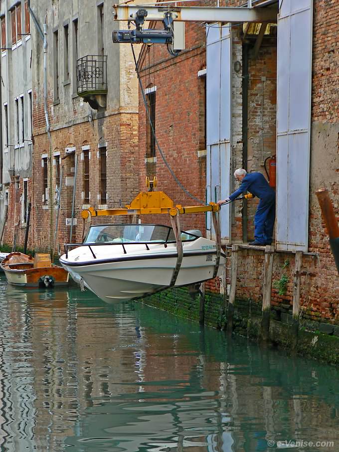 bateau à moteur rio del Gozzi dans le Cannaregio à Venise
