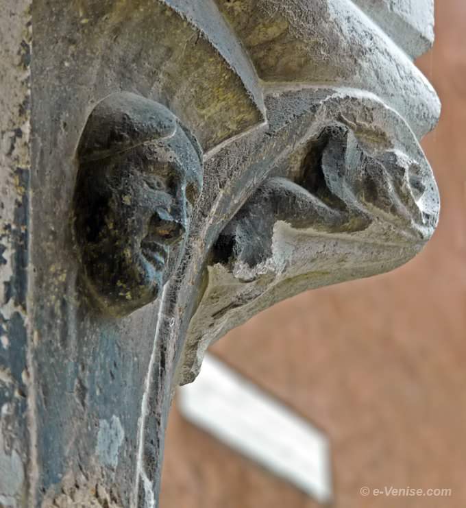 sculpture féminine sur un chapiteau du cloître de San Francesco de la Vigna à Venise