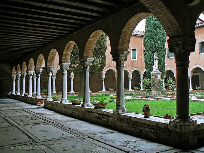 cloître de San Francesco de la Vigna à Venise
