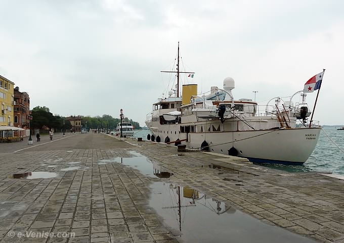 bateau sur la riva dei sept Martiri à Venise