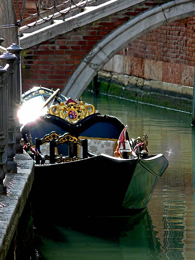 sandolo sur le rio de San Provolo dans le Castello à Venise