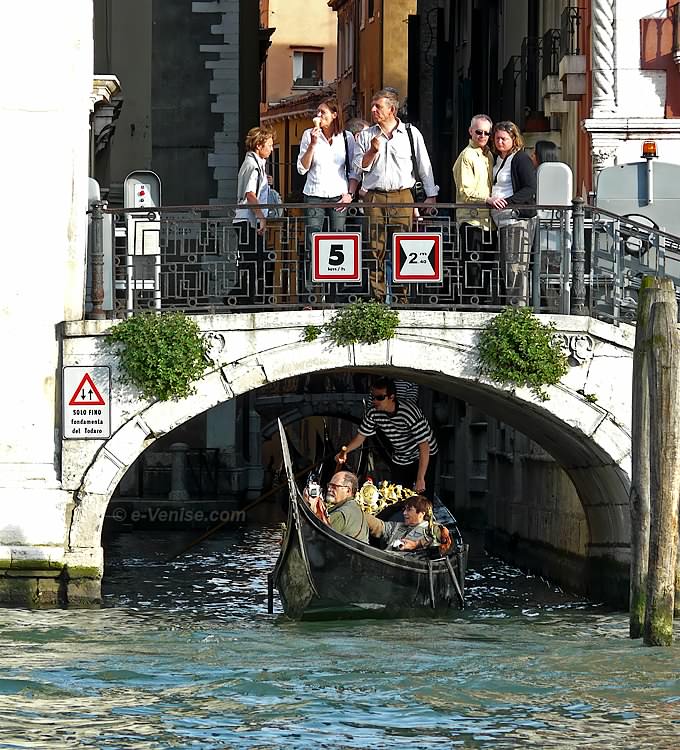 gondole à la sortie du rio de San Salvador sur le Grand Canal à Venise