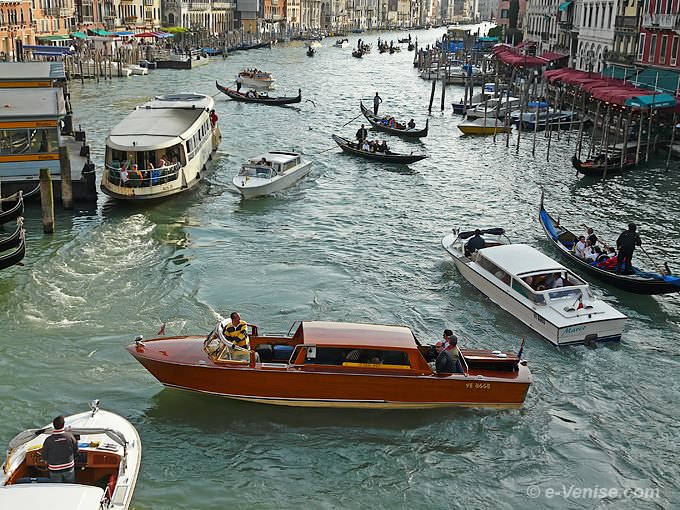 vaporetti bateaux taxis et gondoles sur le Grand Canal à Venise