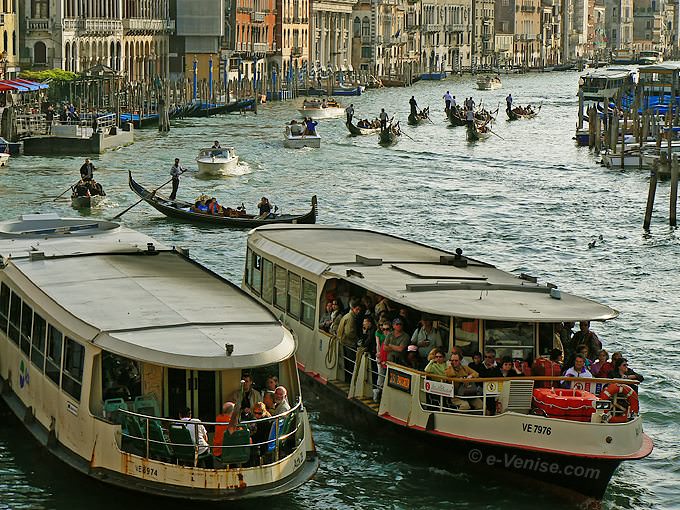 vaporetti et gondoles sur le Grand Canal à Venise