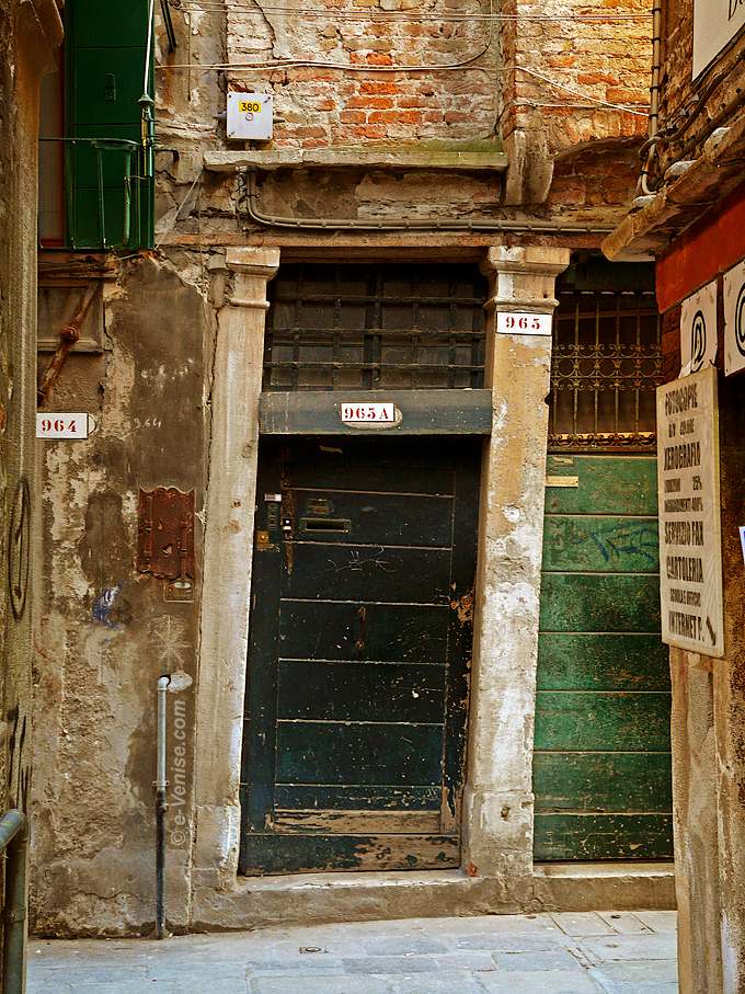 porte tordue calle de la Donzela à Venise dans le sestiere de San Polo
