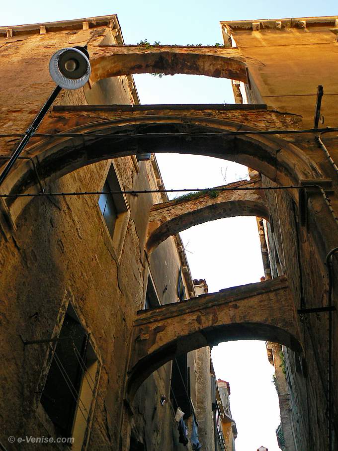 arches de la calle de l'Arco à Venise