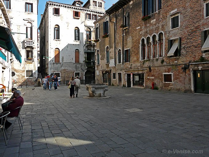 campo de Santa Maria Mater Domini à Venise avec sa  margelle de puits qui date de la première moitié du XVe siècle