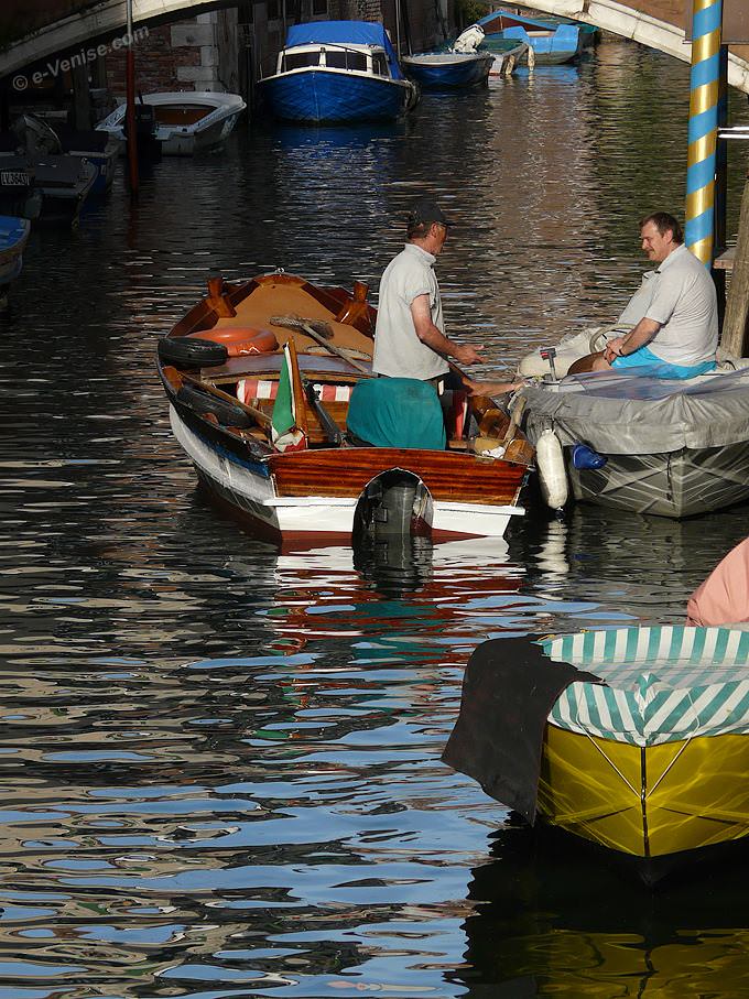 amis sur le rio San Francesco de la Vigna dans le Castello à Venise