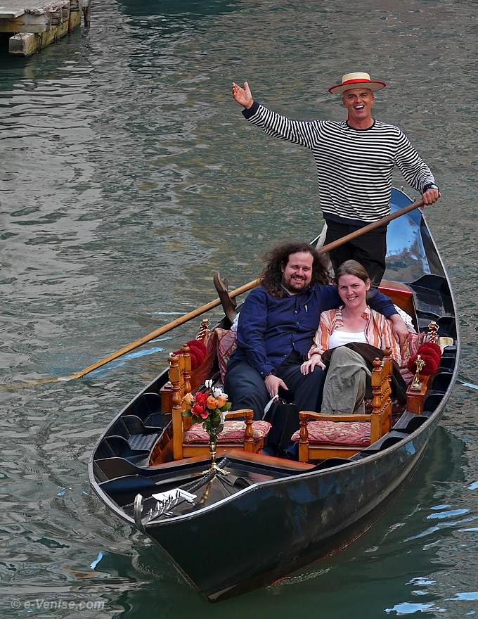 Mariano le gondolier sur le Rio de San Severo dans le Castello à Venise