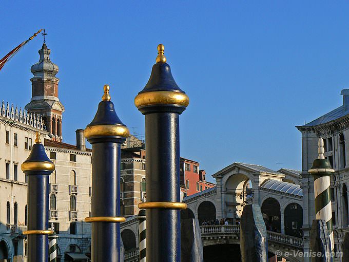 pont du Rialto sur le Grand Canal à Venise