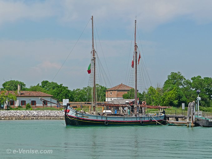Il Nuovo Trionfo Trabacolo sur la lagune de Venise en face de l'île de Sant' Erasmo