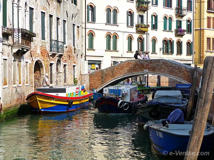 bateau frigorifique au pont de la Comenda sur le rio de la Pieta San Antonin dans le Castello à Venise