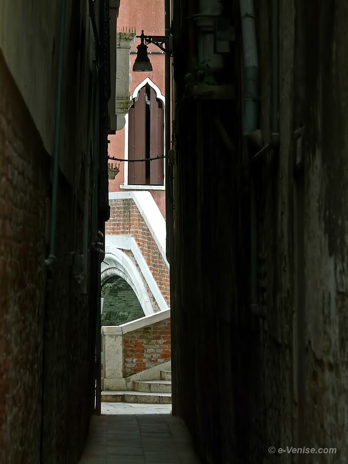callesela Maruzzi à Venise dans le Castello 