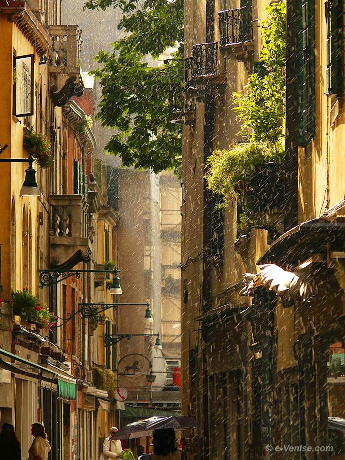 pluie calle Barbaria de le Tole dans le Castello à Venise
