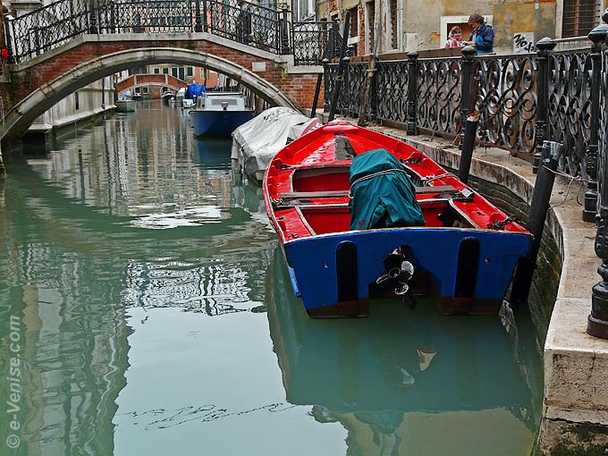 barque rouge sur le rio de San Severo dans le Castello à Venise