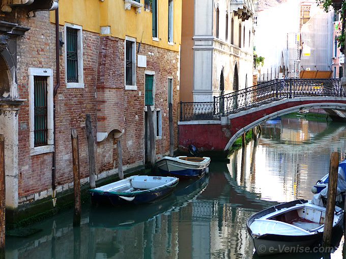 rio del Mondo Novo et pont de le Bande à Venise