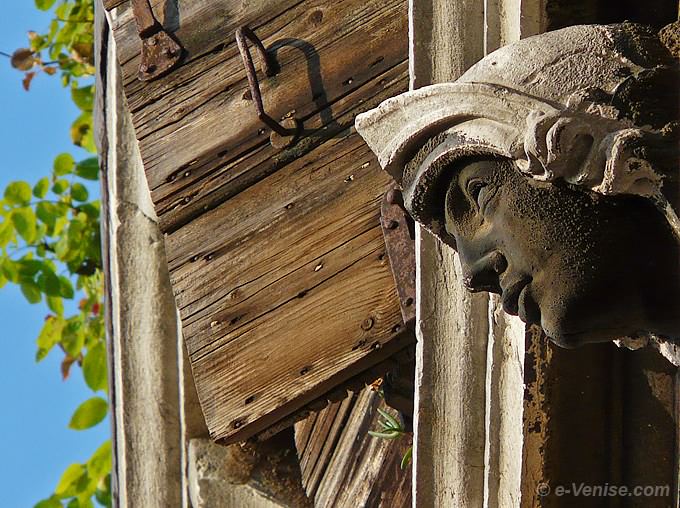 tête sculptée palais campiello del Piovan dans le Castello à Venise