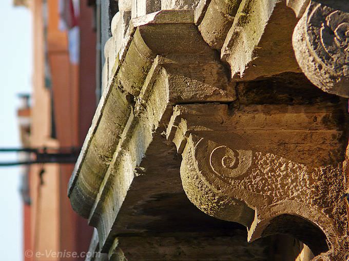balcon palais campiello del Piovan dans le Castello à Venise