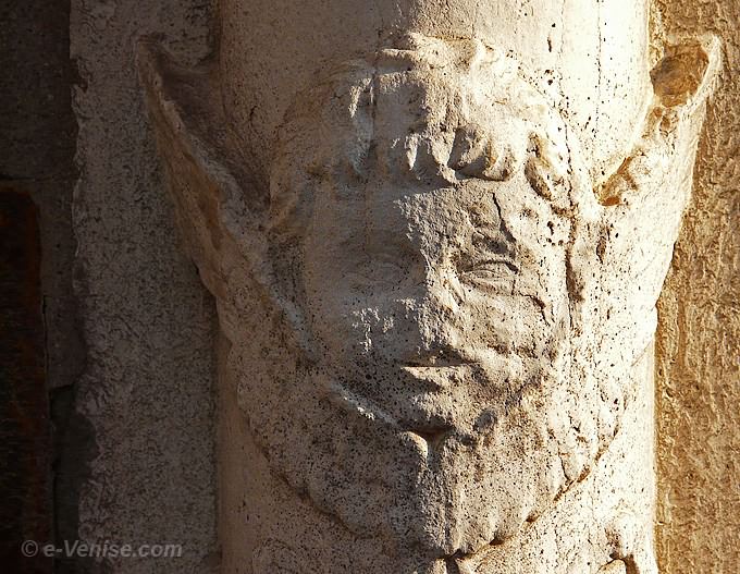 tête d'ange en pierre d'Istrie sur le pilier d'une petite chapelle dans la Calle Drio de la Pieta dans le Castello à Venise