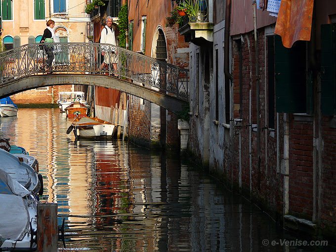 reflets sur le rio del Gozzi dans le Cannaregio à Venise, au fond, le pont Sartori