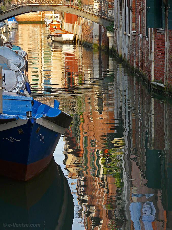 reflets sur le rio del Gozzi dans le Cannaregio à Venise