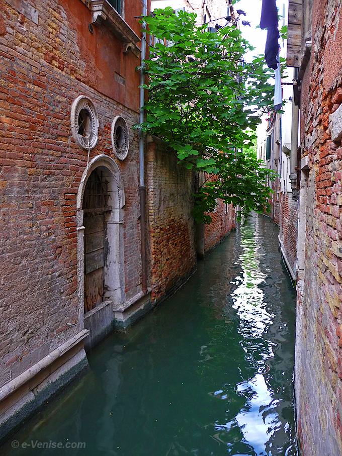 porte d'eau en pierre d'Istrie avec ses deux fenêtres rondes sur le rio de Ca' Tron, à Santa Croce à Venise, sur la façade du palazzo Turloni, un palais du début du XVIe siècle