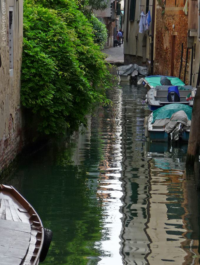 barques sur le rio de la Pergola dans le sestiere de Santa Croce à Venise