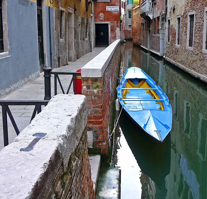 sandolo bleu sur le rio de San Stae dans le sestiere de Santa Croce à Venise, contre la Fondamenta de le Grue