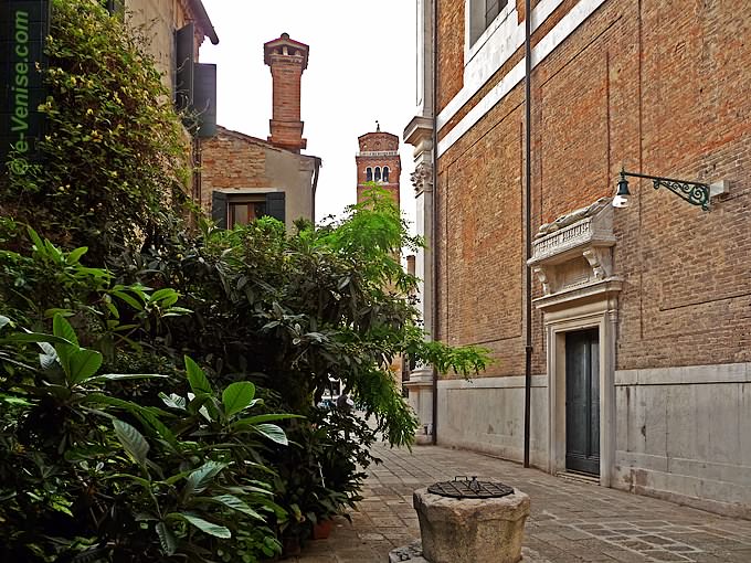 campiello del Piovan à San Polo, au fond, le campanile de l'église des Frari à Venise
