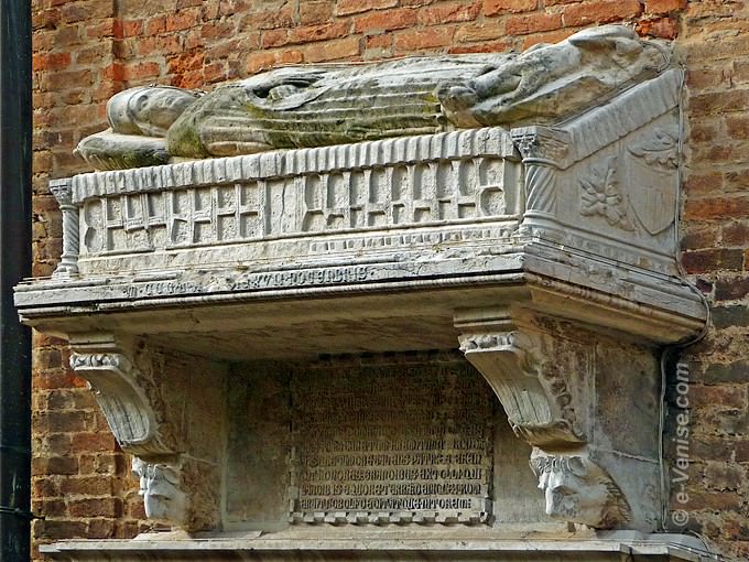 sarcophage de Giovanni Priuli, Capitaine et sénateur de la république de Venise Campiello del Piovan dans le sestiere de San Polo à Venise