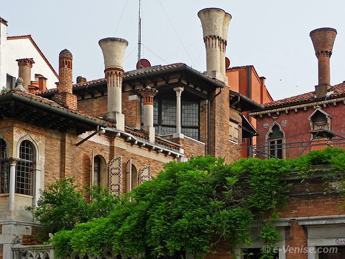 cheminées sur des maisons de style byzantin construites au début de 1900 par l'architecte Torres fondamenta del Gaffaro à Venise